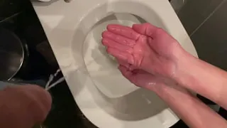 I keep his Dick when he Pee and next washing my hands in pissing